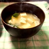 豆腐とわかめと玉ねぎのお味噌汁